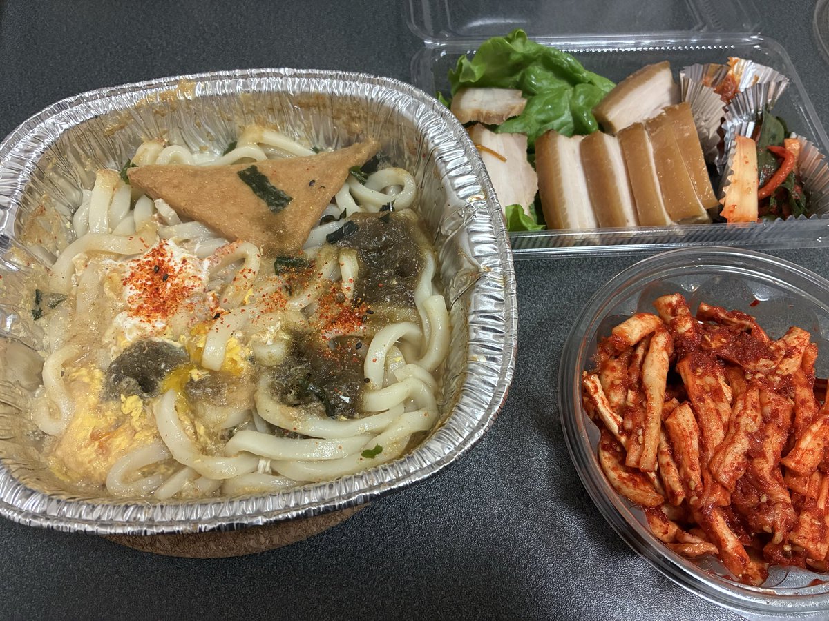 土曜日の夕飯はスーパーで130円で売ってた鍋焼きうどんと横浜橋商店街