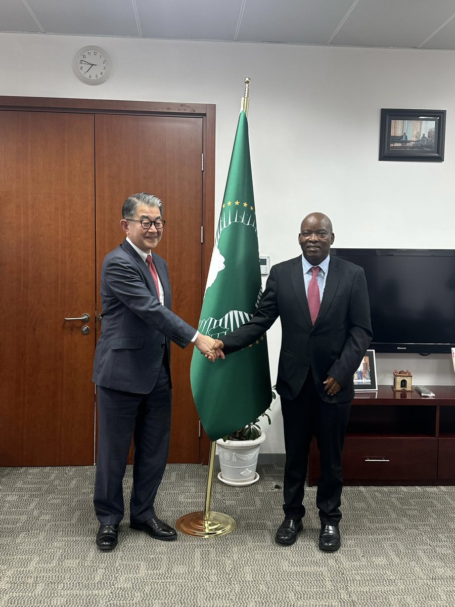 HaraShohei_JICA's tweet image. Very productive meeting with HE Moses Vilakati @AU_DARBE. Discussed wide ranged areas of collaborations between @_AfricanUnion and @jica_direct, especially the Coalition of Africa Rice Development (#CARD ) and the Smallholder Horticulture Empowerment Promotion (#SHEP).
