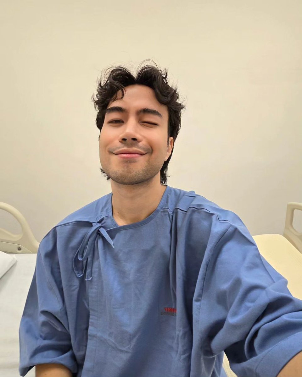 1cha0cha's tweet photo. confirm vidi aldiano benar meninggal dunia. Ya Allah sedih banget 😭 Setelah berjuang dengan kankernya selama 6 tahun, akhirnya Vidi kembali ke Allah SWT. Sudah ngga sakit lagi yah kak Vidi :')

Innalillahi wa innailaihi rojiun Vidi Aldiano 😭 Semoga Amal Ibadahnya diterima di sisi-Nya dan untuk keluarga yang ditinggalkan diberi ketabahan, keikhlasan dan kekuatan ya Allah 🤲🙏