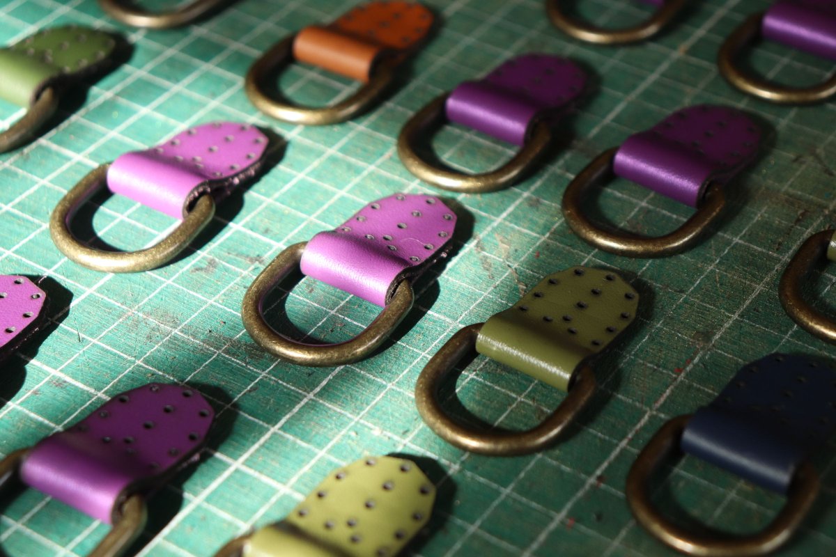 SpeechlessBard's tweet image. Time for assembly of all the Festival pouches this weekend 🧵 
#leathercraft