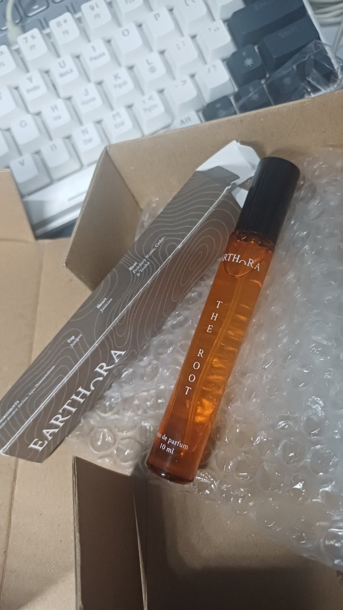 Join the hype, this perfume smells sooooo goooooodd damn 😭👍🏻 sangat yunho sekali, i wondering gimana bau aslinya orpheon pasti lebih soft dan beuuhhh, thanks kak yin dan kak aya atas rekomendasinya