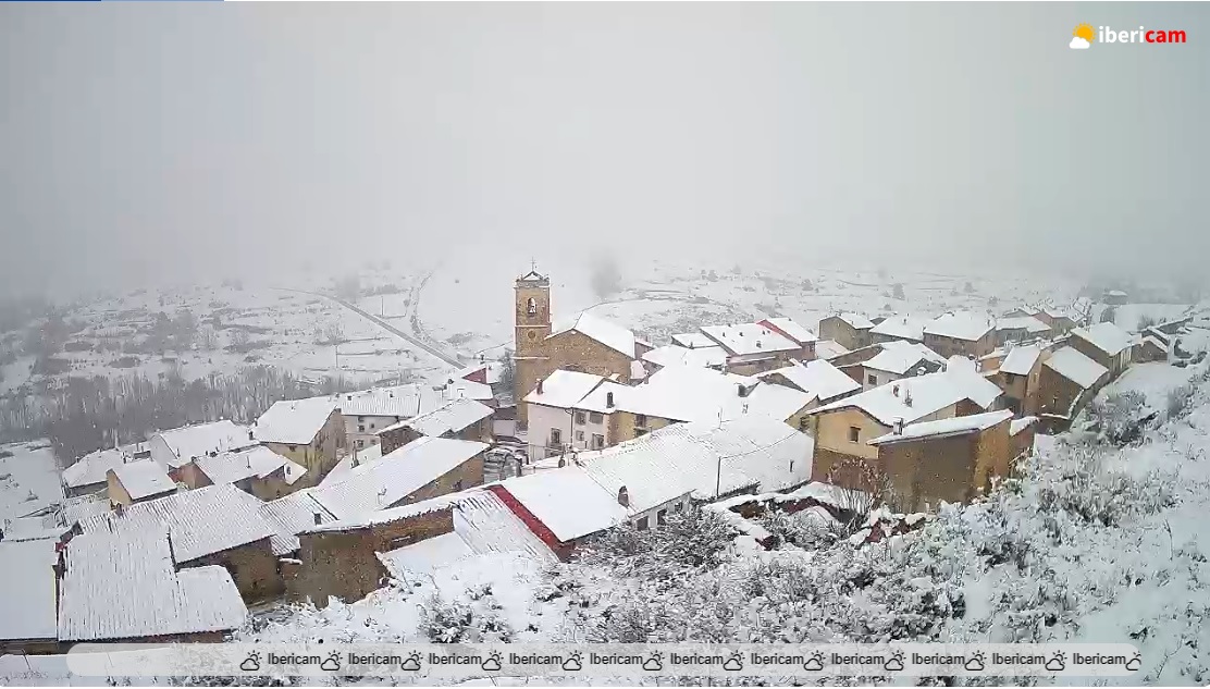 DESPERTARARAGON's tweet photo. ⏰ Así de bonito (y de frío) está hoy #Valdelinares, en la Comarca de #Gúdar-#Javalambre. Ubicado a unos 1695 metros sobre el nivel del mar, se dice que es el municipio de España cuya cabecera está situada a mayor altitud. https://t.co/9J92dOsz3w