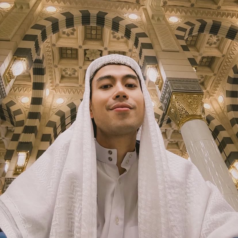 Inna lillahi wa inna ilaihi raji'un. Deepest condolences on the passing of Vidi Aldiano today at the age of 35. One of the finest musicians and singers of his generation.

May Allah grant him the highest place in Jannah and give strength to his loved ones. 🥀