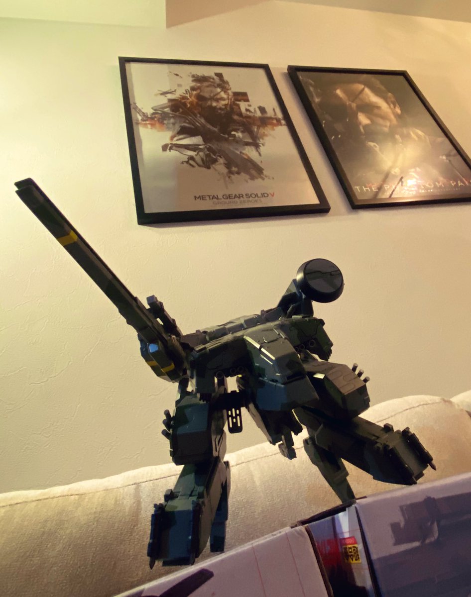 友人から誕生日プレゼントに
超合金メタルギアREX頂いたぞい〜〜っ

すごいプレゼントじゃ…っ
めちゃ嬉しみぃ…

私の買ったのと並べて2つ…ッ
未開封で大事に飾るぞい…ッ

おまけで我が家のお気に入りポスター 