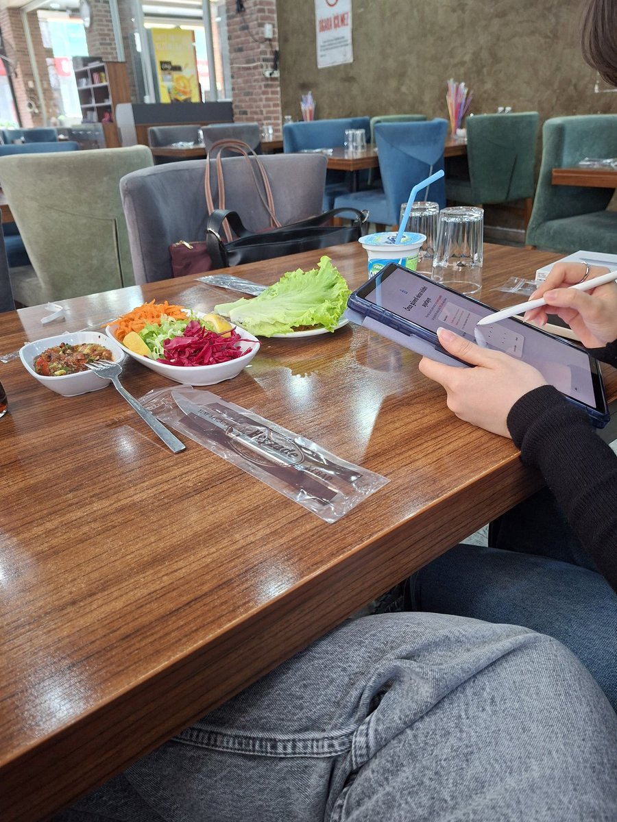 ben lahmacun bekliyorum karim tabletiyle oynuyor