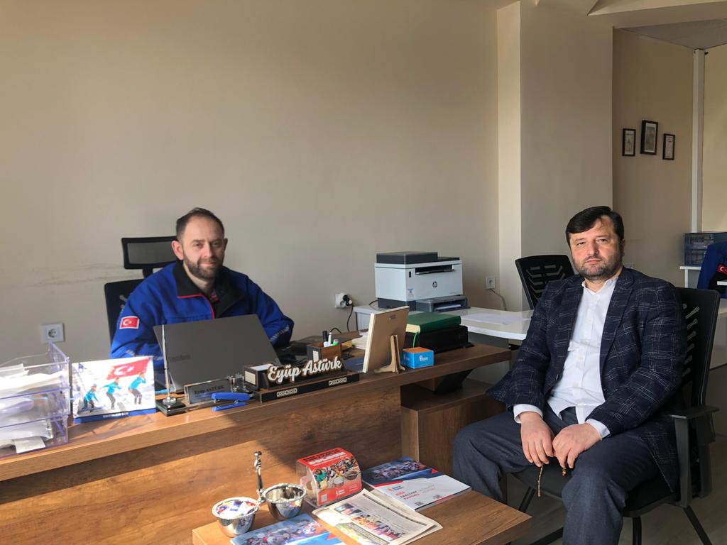 Ülkemizin yanı sıra dünyanın dört tarafında mazlumlara kol kanat olan Deniz Feneri Derneği'mizin İşletme Müdürü olarak vazife alan Eyüp Astürk kardeşime ziyarette bulundum.
Kendisine muvaffakiyetler dilerim.
<a href="/AsturkEyup/">Eyüp Astürk</a> 
<a href="/denizfeneriorg/">Deniz Feneri Derneği</a>