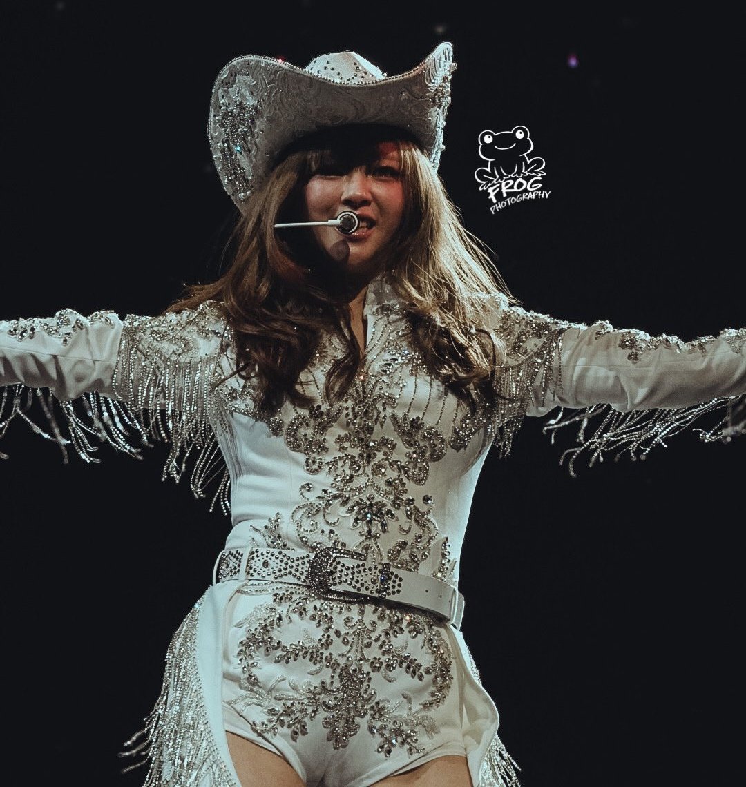 Yoobeepbeep31's tweet photo. JEONGYEONCÉ IN HER FULL GLORY https://t.co/ixVoaq0TzX