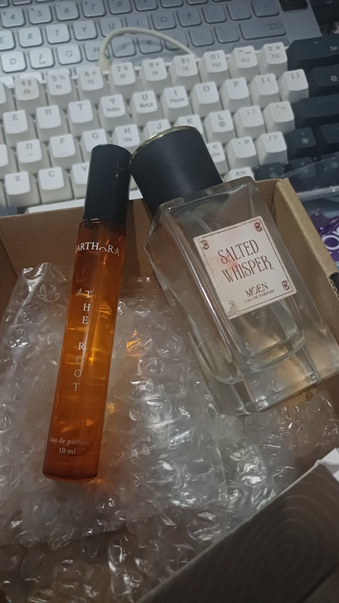 This is literally yungi smells core, yang salted whisper moen itu mirip sama jo malone 11 12 varian wood, sage and sea salt karena aku abis beli langsung cobain testernya jo malone ternyata baunya mirip 👍🏻