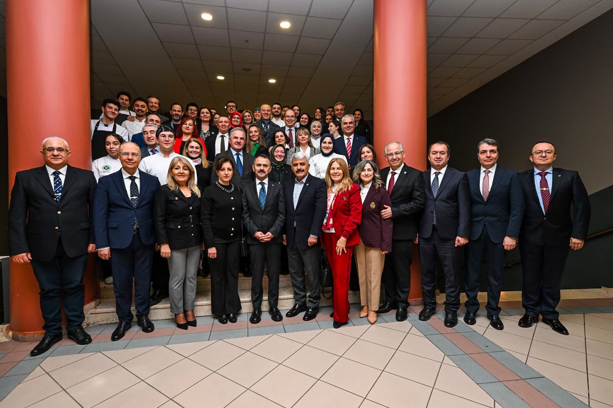 1- Rektörümüz Prof. Dr. Nuh Zafer Cantürk İlimizin saygıdeğer Protokolünü iftar programı kapsamında Fakültemiz Gastronomi ve Mutfak Sanatları Bölümü sunumları ile üniversitemizde ağırlamıştır.