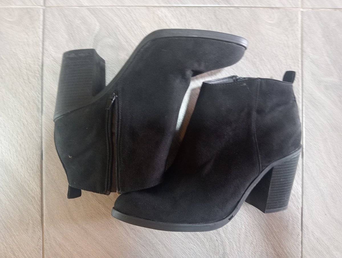 ChiRoyale254's tweet image. The Perfect Fit! 🖤
Sleek Size 41 Wide-Fit Black Suede booties. Stable block heel + easy zip for effortless style.
💰 2000  Kes
📲 Call/WhatsApp: +254 701 000 124
📍 Chicago Royale

#ChicagoRoyale  #ChiRoyale254 #WideFit #Size41 #Nairobi