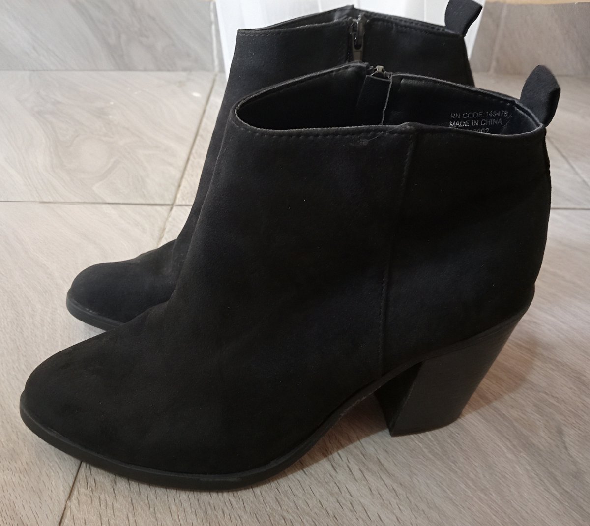 ChiRoyale254's tweet image. The Perfect Fit! 🖤
Sleek Size 41 Wide-Fit Black Suede booties. Stable block heel + easy zip for effortless style.
💰 2000  Kes
📲 Call/WhatsApp: +254 701 000 124
📍 Chicago Royale

#ChicagoRoyale  #ChiRoyale254 #WideFit #Size41 #Nairobi