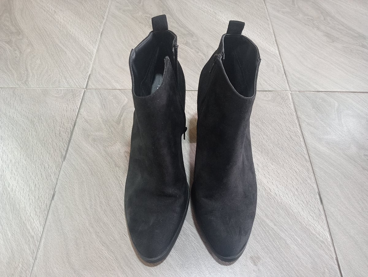 ChiRoyale254's tweet image. The Perfect Fit! 🖤
Sleek Size 41 Wide-Fit Black Suede booties. Stable block heel + easy zip for effortless style.
💰 2000  Kes
📲 Call/WhatsApp: +254 701 000 124
📍 Chicago Royale

#ChicagoRoyale  #ChiRoyale254 #WideFit #Size41 #Nairobi