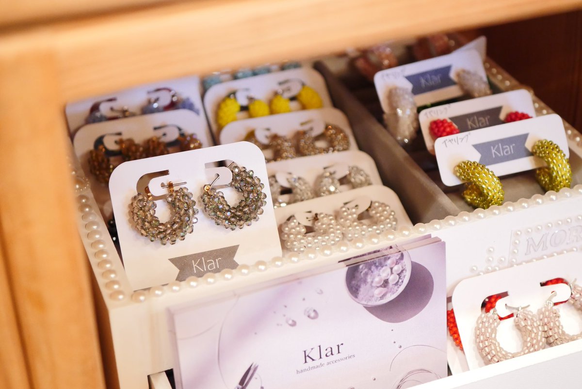 klar_accessory's tweet photo. はじめて制作風景をアップしてみます🌿
完成したものは改めてご案内できたらと思います🕊️

そして、この様に制作しているアクセサリーたちのLUPOPOさん(@Lupopo_cafe )での委託販売も開始しています！
レジ横に置いていただいています🪡✨
こちらもよろしくお願いします🫧 https://t.co/hPtWNQvmAz