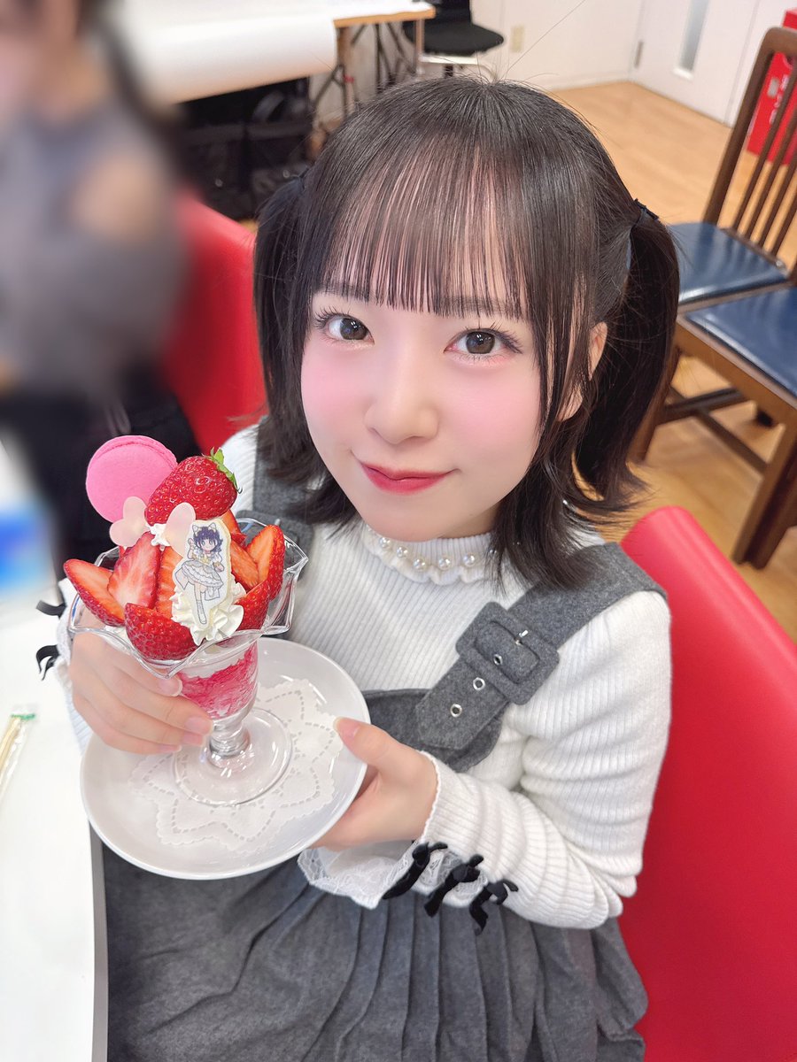 appare_may's tweet photo. スイパラさんコラボカフェオープン🍓
♡めいちゃんべりーらぶ♡あまあまいちごぱふぇおいしいからぜったい！いっぱい！たべて(  ⸝⸝›_‹⸝⸝)っ⌒♡ https://t.co/wAMHn3CTAu