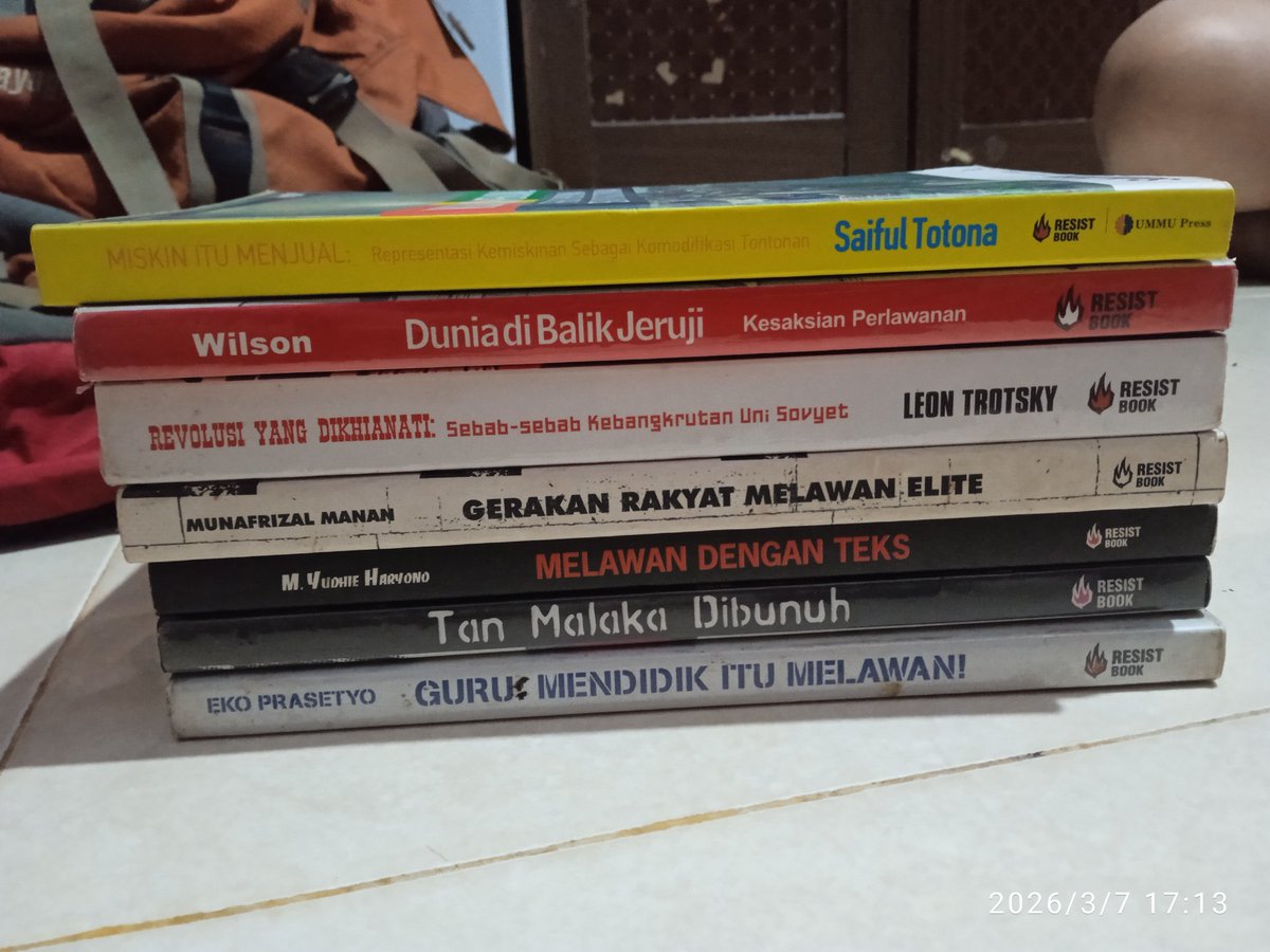 wargercamp's tweet photo. Jual bundling buku buku dari resist book kondisi preloved (7 judul), harga 150k. Beli satuan 30k https://t.co/LTX2sPeL7S