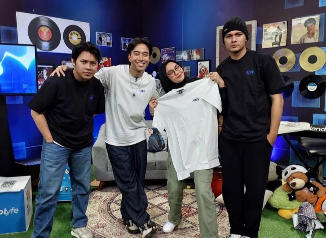 rest in love vidi aldiano❤️🥀 

terimakasih yaa kaa udah pernah main dan seru seruan bareng rony salma paul di idolyfe, terimakasih untuk kebahagiaan yaa kak vidi kasih!❤️