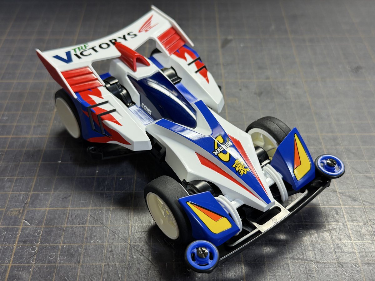mini4wd_Q's tweet photo. サイクロントライコブラエボリューションハリケーンマグナム 完成しました！
アニメで一度だけの登場でしたが、ビートマグナムの誕生に大きく関わった一台です。
フロントは紐、リアは細いワイヤーで固定されているので、ここも再現しています。
#mini4wd #ミニ四駆 https://t.co/z3obNX9NJg