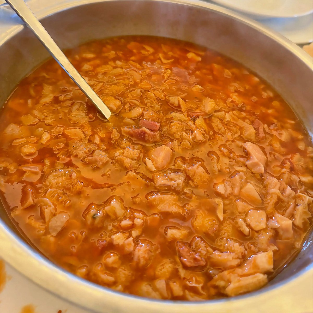 AlfonsoCSuarez's tweet photo. ¿El mejor menú del día de España? 🍽️

En Asturias, por 18 euros tienes:

1️⃣ Picadillo con patatas y huevo frito
2️⃣ Callos asturianos
3️⃣ Fabada
4️⃣ Cachopín de solomillo con jamón ibérico y queso de Oscos
5️⃣ Queso azul con dulce de manzana
6️⃣ Arroz con leche
7️⃣ Helado de requesón

Y no hay que elegir platos, se come todo (si eres capaz).

¿Conoces un menú del día mejor?👇🏻