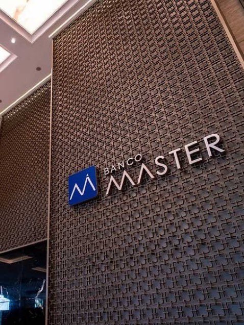 FaculdadeDVida's tweet photo. Ta vendo esse gordinho??? Foi ELE quem DENUNCIOU todo o esquema do Banco MASTER !!!!!

Se não fosse por ele, o ROMBO seria maior que o FGC em pouco tempo.........

O verdadeiro HERÓI se chama VLADIMIR TIMERMAN........... Colocou o Vorcaro atrás das GRADES !!!!!!! https://t.co/auLjoBdbd1