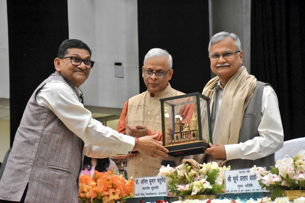 directoragbhu's tweet photo. "कृषि उद्योग प्रदर्शनी एवं किसान मेला" में आए हुए सम्मानित कृषक बंधुओं को मा. कुलपति। प्रो. अजित कुमार चतुर्वेदी जी ने सम्बोधित किया। @bhupro @VCofficeBHU https://t.co/UswzrBhdoZ