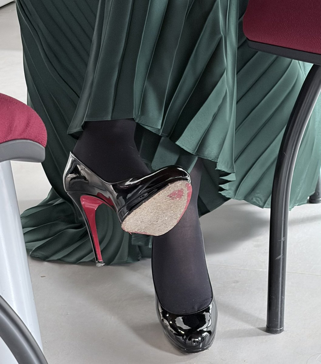 Même si vous le méritez pas je vous partage mon outfit 
Tu connais ta place aux pieds, Cb disponible