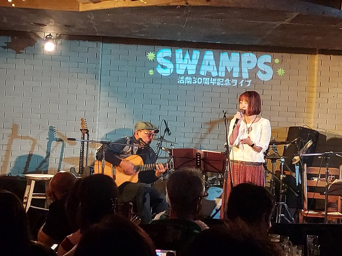 sweeper_canbeer's tweet photo. 今日は、横浜「THUMBS UP」♪
アルテファミリーの #はっと さんのバンド『#SWAMPS』の30周年記念ライブでした。OAは同じくファミリーの #DaLL のお二人が沖縄から🏝️
大人なプロの演奏と歌、そして満員のお客さん!めっちゃ盛り上がって楽しかった✨ https://t.co/dIloATxPmo