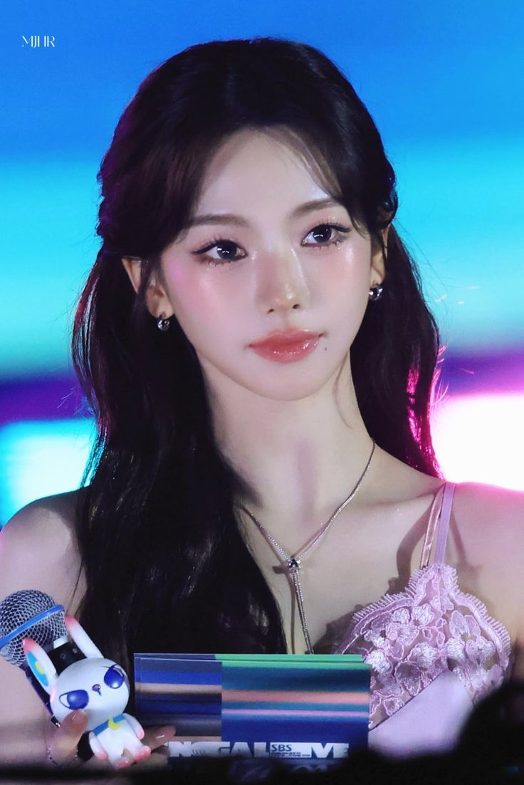 Churasnn's tweet photo. @Jungktook @Jeenni @Subbmusee “Berdiri di sini rasanya campur aduk banget yaa. Ga percaya ternyata kita udah sampai di momen yang mungkin ga ada dari kita yang pengen hari ini tuh cepet-cepet dateng. But somehow… here we are, guys. DUH! Belum mulai banyak ngomong aja rasanya udah mau nangis...” https://t.co/pZ17Okmxd0