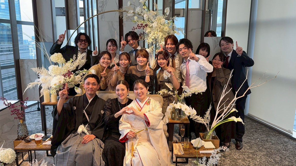 sakanori1011's tweet photo. 6年前。
まだ20歳の女の子が、新卒で入社してきた。
そして今日、その子が結婚式を挙げた。
6年前は、何もできなかった子が、
今ではパートナーと共に、新たな人生を歩み出した。
美容室を経営しているとよく思うんだけど、会社の価値って売上でも店舗数でもなくて、
「人の人生がどう変わったか」
なんじゃないかって。
人が成長して、自信を持って、
人生を前に進めるようになる場所。
なんか社長として、少し誇らしい気持ちになったよ。
本当におめでとうな！