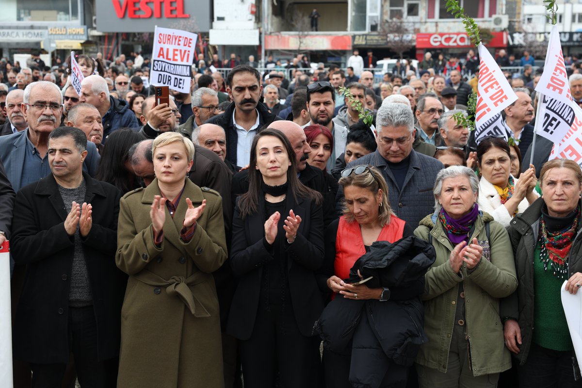 TulayHatim's tweet photo. Suriye’de katledilen Alevi canlarımızın ve tüm halkların acısını yüreğimizde taşıyoruz. Aradan tam bir yıl geçti. Dört bir yandan yükselen sesimiz bugün Hatay Samandağ’da daha gür, daha güçlü.

Bizler katliamlara karşı hafızamızı diri tutuyor, zulme karşı dayanışmamızı büyütüyoruz.

Ortadoğu’nun kanayan yarasına ne baskı ne de savaş merhem olabilir. Tek kurtuluş demokrasidir. Tek gerçek çözüm Demokratik Suriye Cumhuriyeti’dir.