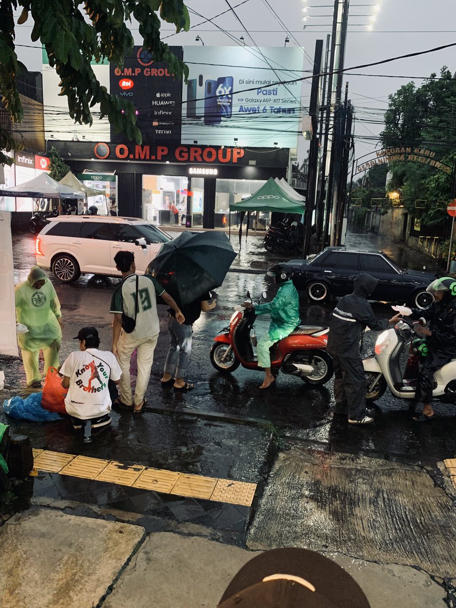 Negoro nek isone ngrepoti ro nyusahke, ben cah-cah sek tampil, sedikit dari kami warga Jakal Selatan, rakyat bantu rakyat. 

Karena sebaik-baiknya manusia adalah yang paling bermanfaat bagi manusia yang lainnya. 

Migunani tumraping liyan 🌻