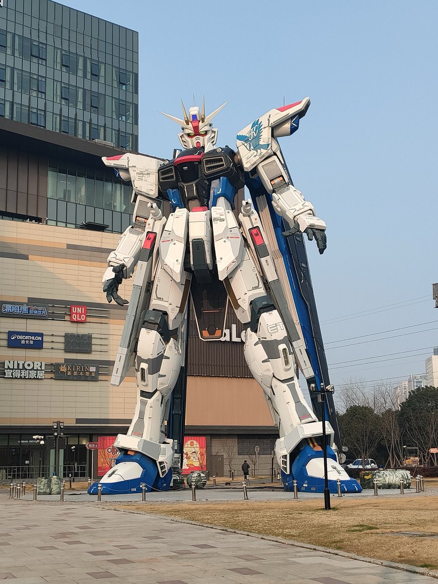 justaronfour's tweet photo. 又回到新一年的工作了，突然想起年前去上海玩的照片，感觉好虚幻，就是感觉工作、家庭、自己都一团糟，但就是很巧妙的有了两天单人假期，慢悠悠的打卡了自由高达，希望下次去的时候能补上eva和崩铁的主题公园。 https://t.co/kQ0P0hH3dc