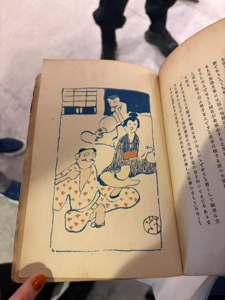 cotswoldstea's tweet photo. 「吾輩ハ猫デアル」の当時の刊行本見せてもらいました！当時の挿絵も味あっていい〜

コッツでは開館記念に漱石ティータイムをメニューに加えました！😋
漱石の好きな餡子とジャムのマリアージュがいい感じです😊
熊本の新名称NATSUME パージアムを楽しまれた後は、是非その余韻をコッツで反芻されてください！