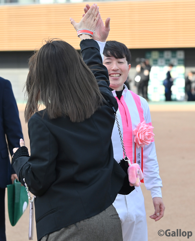 gallop_keiba's tweet photo. 武藤雅騎手の姉であり、エセルフリーダの名付け親でもある彩未さんとハイタッチ🙌 https://t.co/e5c0wdKyMg