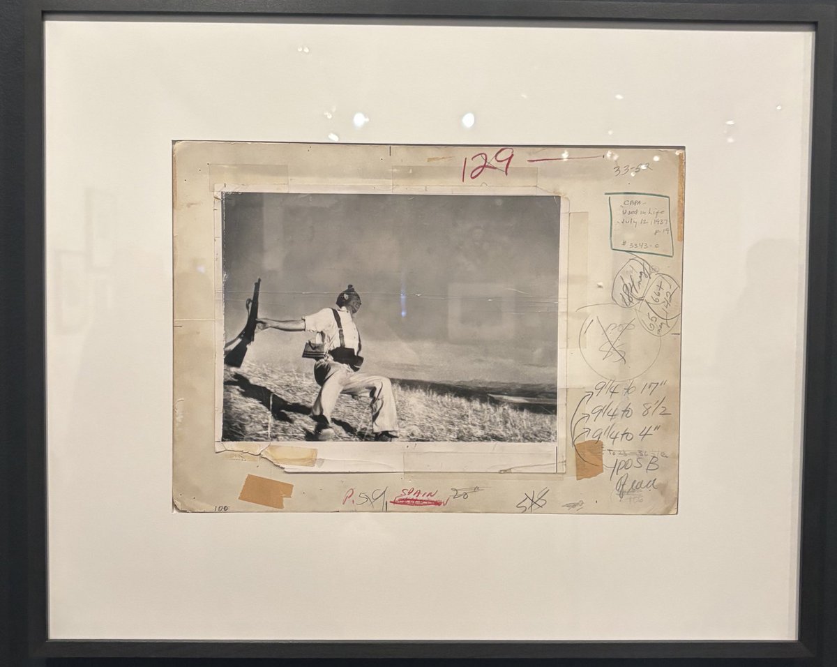 Flomaillo's tweet photo. Exposition Robert Capa au musée de la Libération de Paris. 

Robert Capa rappelle la force de la photographie pour raconter l’histoire : de la Guerre d’Espagne au Débarquement de Normandie, jusqu’à la Libération de Paris. https://t.co/TKXWeKIi8a