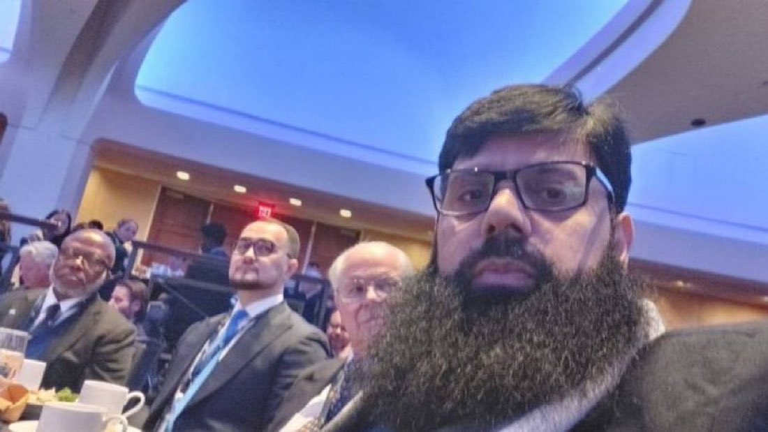 یہ وہ طوائف کا لونڈا ہے جو حکومتی طوائفوں کے ساتھ ڈونلڈ ٹرمپ کے ساتھ ناشتہ کر کے ایا ہے یہ وہ خنزیر دین فروش ہے جو قیامت والے دن جہنم کے نچلے درجے میں ہوں گے انشاءاللہ ⁠

پاکستانیوں لعنتیں نہیں رکنی چاہیے اپ کی خوب لعنتیں بھیجیں ⁠