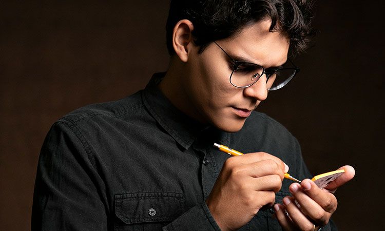 Uzmanlar, “friction-maxxing” ile dikkati artırmanın yollarını anlatıyor

Dijital dünya sürekli dikkat dağıtırken, teknoloji molaları ve bilinçli zorluklarla beynimizi yeniden eğitmek mümkün.

olaygazete.co.uk/saglik-yasam/u…