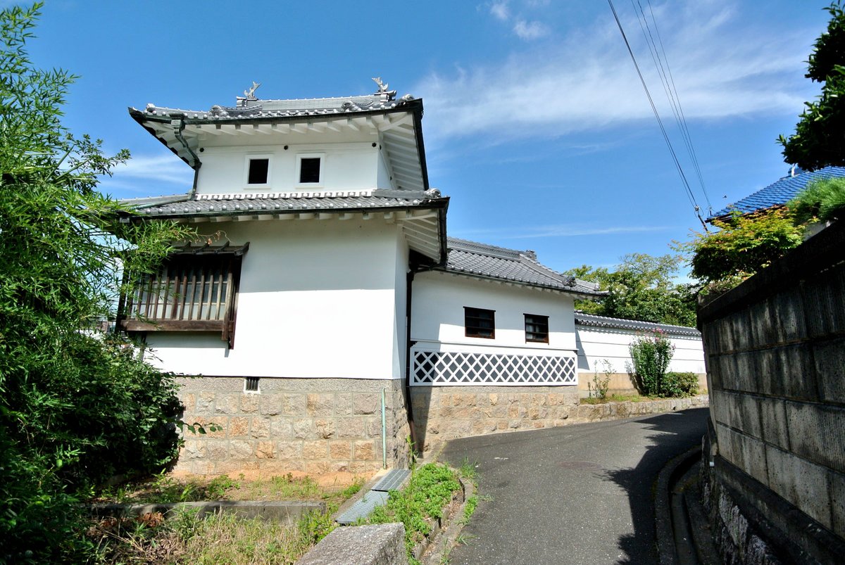 小泉（奈良県大和郡山市）小泉城（小泉陣屋）の城下町です。小泉神社から金輪院にかけての街道沿いなどに古い町並みがいくらか残るほか、「高林庵」（茶道石州流宗家の本部）の周辺には城の堀跡が残り、城を思わせるような立派な屋敷が見られるなど、城下町の名残が感じられます。
