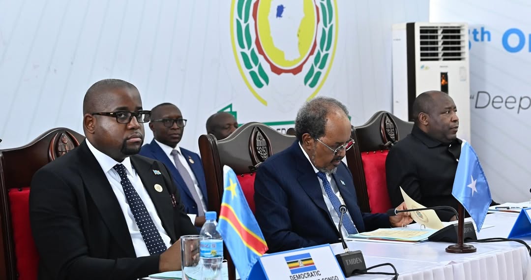 DiraYaSamia's tweet photo. Rais wa Jamhuri ya Muungano wa Tanzania, Mhe Dkt @SuluhuSamia  akishiriki kikao cha ndani pamoja na baadhi ya Wakuu wa Nchi wanachama wa East African Community (EAC), kabla ya kuanza kwa Mkutano wa 25 wa Kawaida wa Wakuu wa Nchi wa @jumuiya 

Kikao hicho kimefanyika katika Arusha International Conference Centre (AICC) tarehe 07 Machi 2026, kikilenga kujadili masuala muhimu ya ushirikiano, maendeleo ya kikanda na mustakabali wa Jumuiya ya Afrika Mashariki.

#KaziNaUtuTunasongaMbele #TabasamuLaUtu #MaendeleoEndelevu #DiraYaSamia
