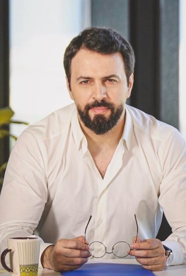 Omar_Hadidi1's tweet photo. قدم #تيم_حسن تقليد ساخر للرئيس السوري المخلوع #بشار_الاسد بمسلسل #مولانا، وهذا المشهد لاقى تفاعل كبير على السوشيال ميديا.
"تيم" جسّد أسلوب "الأسد" بالكلام والضحكة وحتى بحركات إيديه بطريقة عفوية ومدروسة بنفس الوقت، وصدَم كتير من المتابعين، خصوصًا إنه استطاع ان يغيّر نبرة صوته.. https://t.co/ZvDOHMSUqY