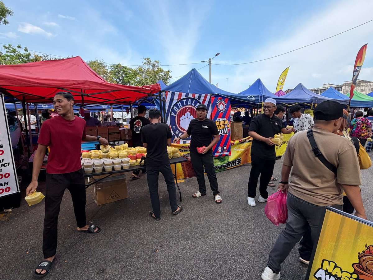 Alhamdulilah selesai agihkan bubur lambuk sebanyak 1100 bekas dari subgroup BOS, Fortaleza De Muar di Bazar Ramadan Dewan Jubli Intan Muar pada jam 4.30 ptg tadi.

Terima Kasih org Muo, semoga apa yg diusahakan mendatangkan manfaat kpd masyarakat setempat &amp; mendapat keredhaanNYA.