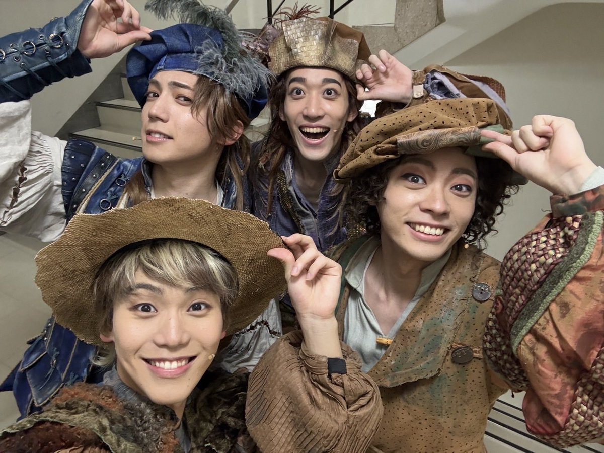 shotaro_arsw's tweet photo. 元気ですか？？？
ロビンと愉快な仲間たちです🌳
あ、大谷さん打った！！
#ladybess https://t.co/HxjCh9pkw2