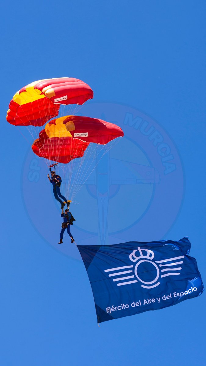SpottersMurcia's tweet image. 📷✈️ 𝐏𝐈𝐄𝐍𝐒𝐀 𝐄𝐍 𝐕𝐄𝐑𝐓𝐈𝐂𝐀𝐋

Comenzamos el fin de semana con nuestra sección Piensa en vertical, hoy os traemos a la PAPEA descendiendo de los cielos con la bandera del Ejército del Aire

#Spotting
#Murcia
#SpottersMurcia