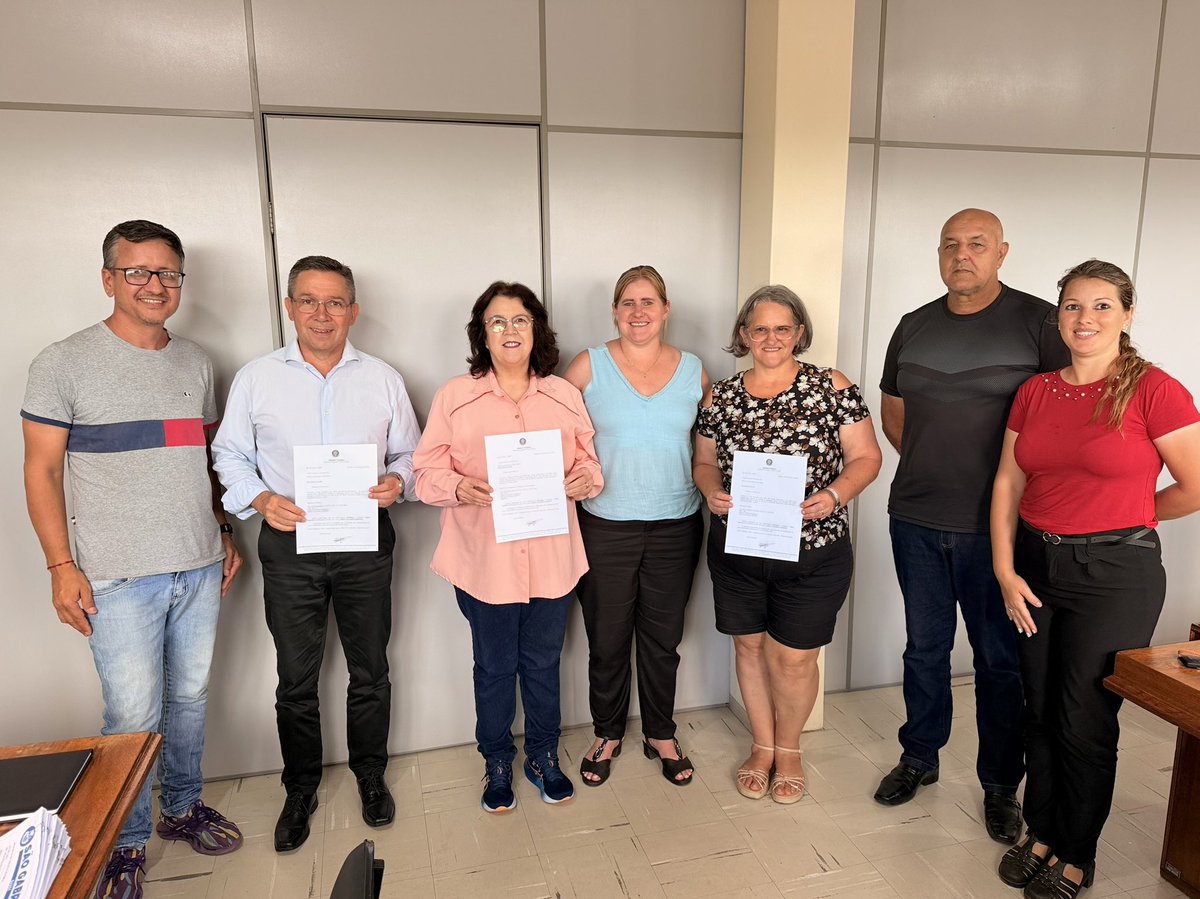 cleoniceback1's tweet photo. SÃO GABRIEL RECEBERÁ R$500 MIL EM EMENDAS PARLAMENTARES

Nesta semana estive em São Gabriel, onde realizamos a entrega de dois importantes recursos destinados pelo senador Paulo Paim. Articulei a destinação de R$300 mil para a saúde do município, e a companheira Reginete Bispo, também suplente do senador, articulou R$200 mil para a área da integração, totalizando R$500 mil em emendas parlamentares para o município.

Durante a visita, também estive com a presidente da associação, Natalina, que desenvolve um trabalho excepcional junto à Associação Guajuviras e ao Instituto Teias.

Os recursos irão contribuir com investimentos na saúde do município, além de fortalecer iniciativas desenvolvidas pela Associação Guajuviras e pelo Instituto Teias. Também haverá investimento em duas  comunidades quilombolas, com projetos de captação de água, ação fundamental para melhorar a qualidade de vida das famílias.

Seguimos trabalhando e articulando recursos que atendam demandas importantes das comunidades e fortaleçam as políticas públicas nos municípios.
