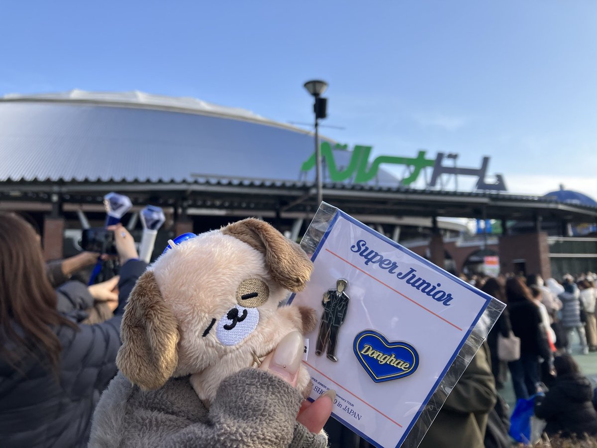 snow_kan_imoimo's tweet photo. 10年ぶりなもんで！
ペンラは参戦したLIVEのものたちで🖐️💙
吹きさらし状態で寒すぎる❄️ https://t.co/usOBKs0ztN
