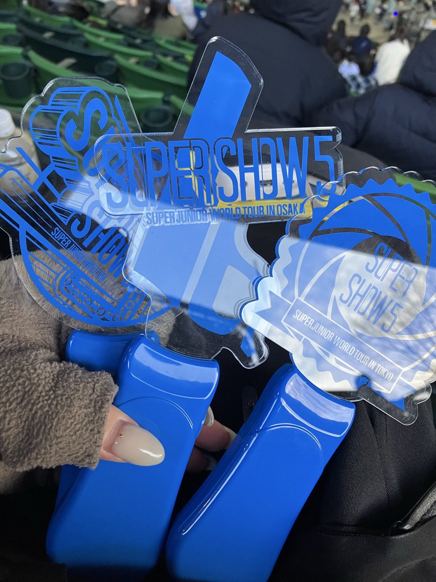 snow_kan_imoimo's tweet photo. 10年ぶりなもんで！
ペンラは参戦したLIVEのものたちで🖐️💙
吹きさらし状態で寒すぎる❄️ https://t.co/usOBKs0ztN