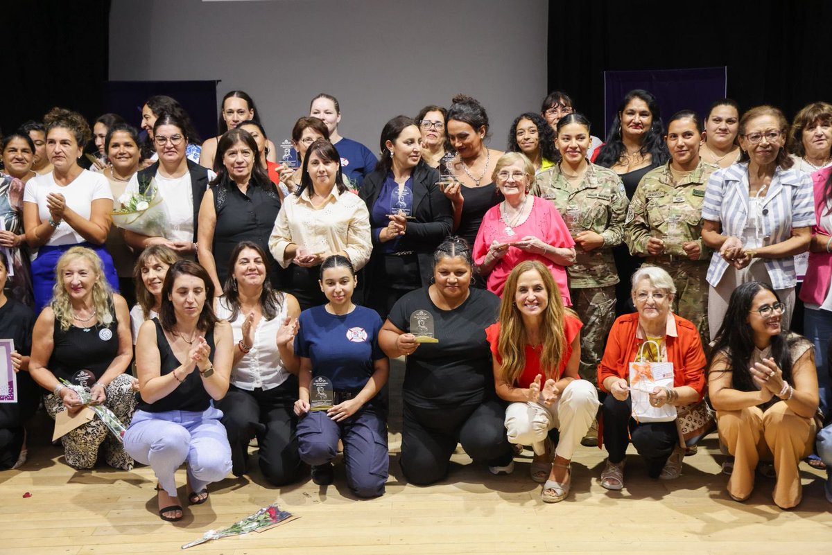 vtolosapaz's tweet photo. 💜 En #ConcepciónDelUruguay compartimos una jornada muy especial en la previa del #8M, Día Internacional de la Mujer Trabajadora, un tiempo que nos convoca a reflexionar, encontrarnos y reafirmar compromisos.

Comenzamos con una mateada junto a compañeras del peronismo entrerrirano, donde compartimos un espacio de escucha y militancia demostrando una vez más que la organización de las mujeres sigue siendo una fuerza transformadora en cada rincón de nuestra Patria.

Luego participamos de una charla en el Auditorio Municipal, convocadas por la Dirección de las Mujeres, Género y Diversidad, donde dialogamos sobre las desigualdades que aún persisten en el acceso al trabajo, a los ingresos y a las oportunidades para muchas mujeres y diversidades.

También vivimos un momento muy emotivo al homenajear a Dolores Costa, una figura profundamente ligada a la historia de esta ciudad, que nos invita a reconocer el aporte de tantas mujeres que también construyeron nuestra historia.

En la antesala de un nuevo #8M, reafirmamos una convicción: cada derecho conquistado fue fruto de la lucha, la organización y las políticas públicas que transformaron la vida de millones de mujeres.

Por eso hoy, frente a quienes quieren retroceder en derechos, lo decimos con claridad: la igualdad no es un privilegio ni un gasto, es justicia social.

Las mujeres del movimiento nacional seguimos siendo protagonistas de la historia que estamos construyendo 💪🏻