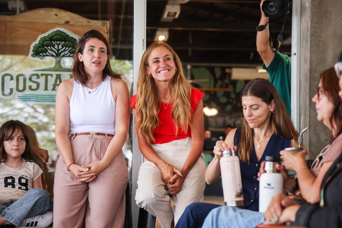 vtolosapaz's tweet photo. 💜 En #ConcepciónDelUruguay compartimos una jornada muy especial en la previa del #8M, Día Internacional de la Mujer Trabajadora, un tiempo que nos convoca a reflexionar, encontrarnos y reafirmar compromisos.

Comenzamos con una mateada junto a compañeras del peronismo entrerrirano, donde compartimos un espacio de escucha y militancia demostrando una vez más que la organización de las mujeres sigue siendo una fuerza transformadora en cada rincón de nuestra Patria.

Luego participamos de una charla en el Auditorio Municipal, convocadas por la Dirección de las Mujeres, Género y Diversidad, donde dialogamos sobre las desigualdades que aún persisten en el acceso al trabajo, a los ingresos y a las oportunidades para muchas mujeres y diversidades.

También vivimos un momento muy emotivo al homenajear a Dolores Costa, una figura profundamente ligada a la historia de esta ciudad, que nos invita a reconocer el aporte de tantas mujeres que también construyeron nuestra historia.

En la antesala de un nuevo #8M, reafirmamos una convicción: cada derecho conquistado fue fruto de la lucha, la organización y las políticas públicas que transformaron la vida de millones de mujeres.

Por eso hoy, frente a quienes quieren retroceder en derechos, lo decimos con claridad: la igualdad no es un privilegio ni un gasto, es justicia social.

Las mujeres del movimiento nacional seguimos siendo protagonistas de la historia que estamos construyendo 💪🏻