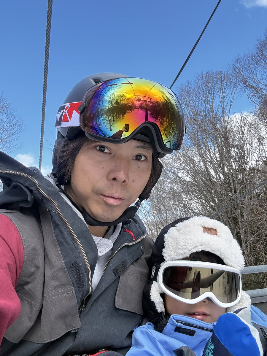 Tomo3gt's tweet photo. 今シーズン２度目のゲレンデ⛷️
久しぶりにスラロームの板履けて良き！
息子を抱えながら一緒に上から滑走してたから腕がパンパンであるw
ギャル(娘)はまだ滑れないから妻と雪遊び☃️ https://t.co/QpRzcS7oOj