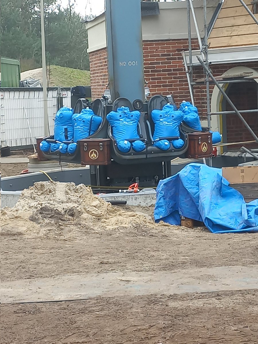 eftelduif's tweet photo. De stoelen zitten in hoogmoed. Je kunt zien dat niet alleen de droptowers zijn genummerd maar ook de stoelen verder zie je ook kleine kisten ik neem aan dat deze bedoeld zijn om je spullen zoals je pet, telefoon en andere kleine dingen die uit je zak kan vallen. #efteling https://t.co/b7DCRnek9P