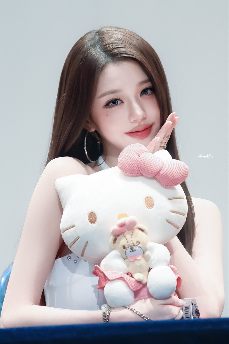 260307 파란 눈의 고양이😭
#아이브 #IVE #장원영 #JANGWONYOUNG #원영 #WONYOUNG #ウォニョン